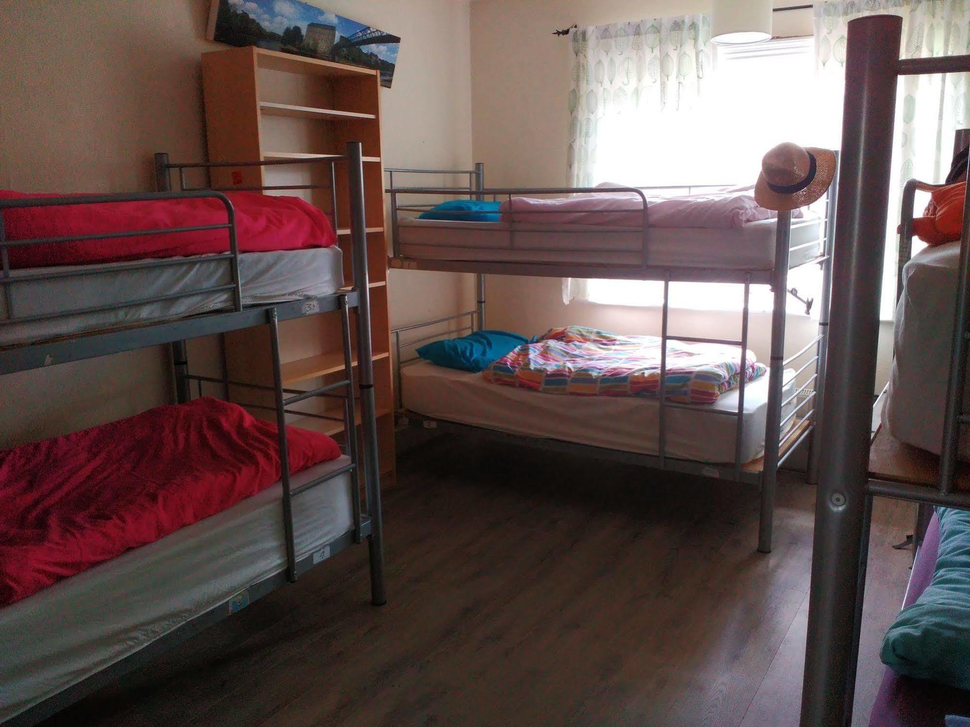 Hootananny Hostel *