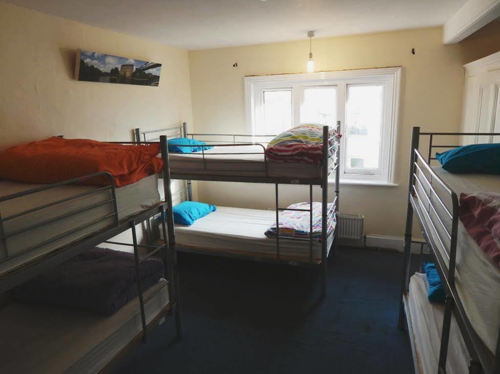 Hootananny Hostel *